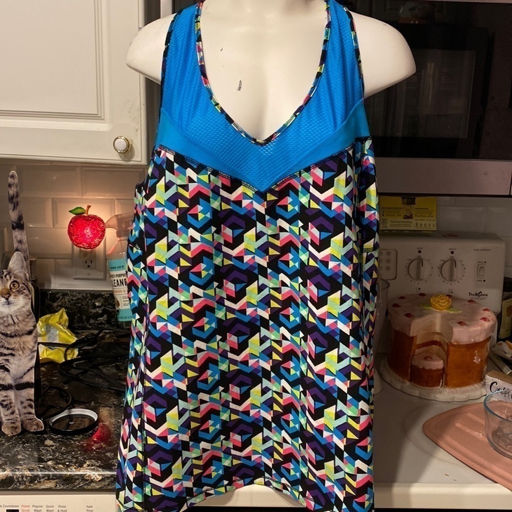 Q women's Livi active wear plus size top size 26/28.  NWT